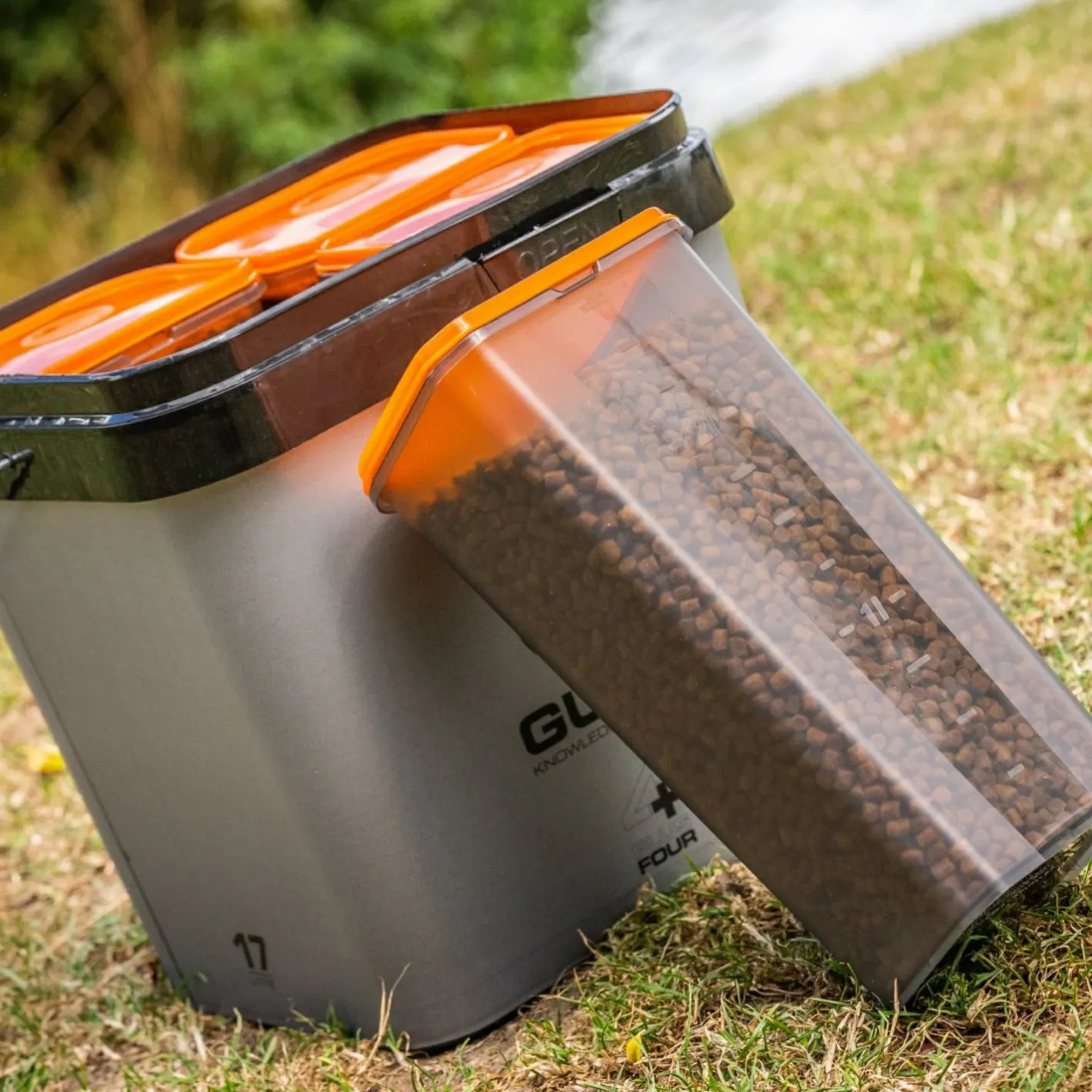 Guru Angelkoffer & Angelboxen ·Futtereimer<Plus 4 System (17 l)